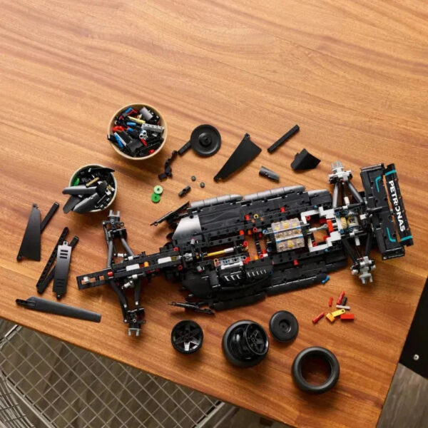 MERCEDES AMG PETRONAS F1 | 1642 PIECES - Image 3