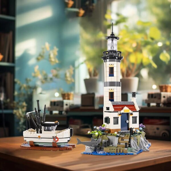 LIGHTHOUSE WITH RESCUE BOAT | 1677 PIECES - Image 2